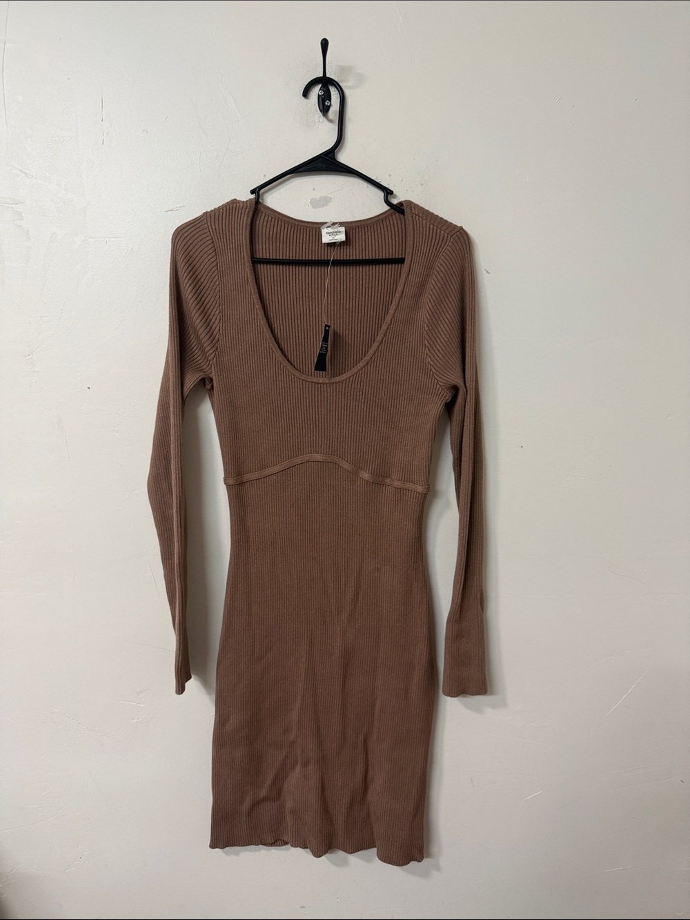 Abercrombie & Fitch Ribbed Scoop-Neck Long Sleeve Dress in Taupe Brown